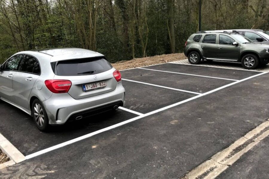 Parking en peinture routière blanche