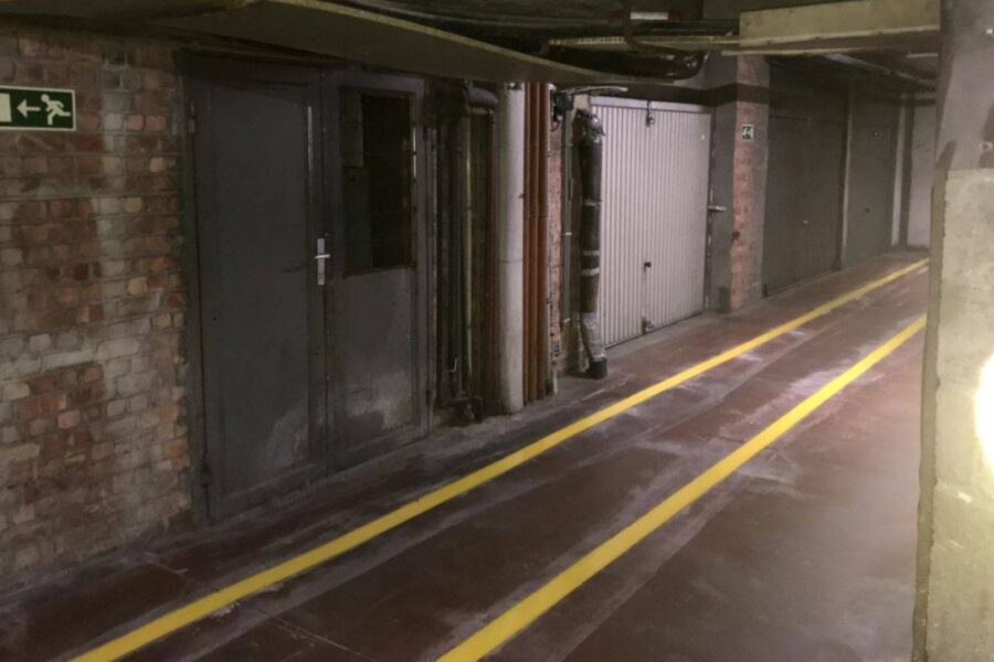 Couloir piéton en polyuréthane jaune