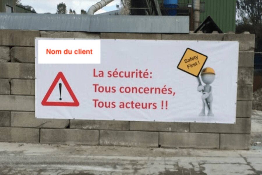 Panneau avec slogan