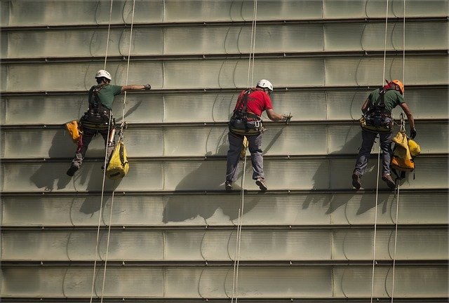 10 conseils pour limiter le risque de chutes 6 Prévention contre le risque de chutes : 3 hommes suspendus avec EPI