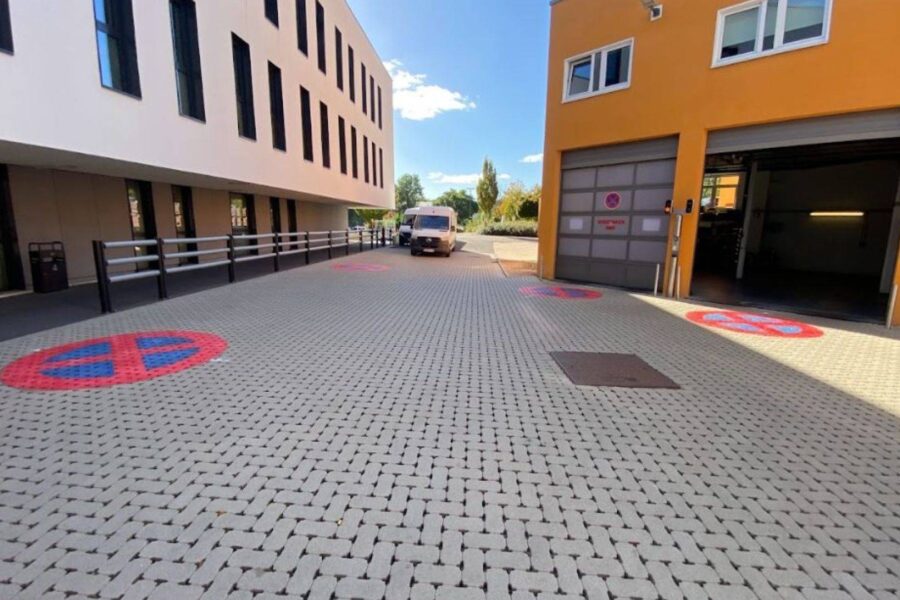 Signalisation d'interdiction de stationner en thermoplastique sur clinkers