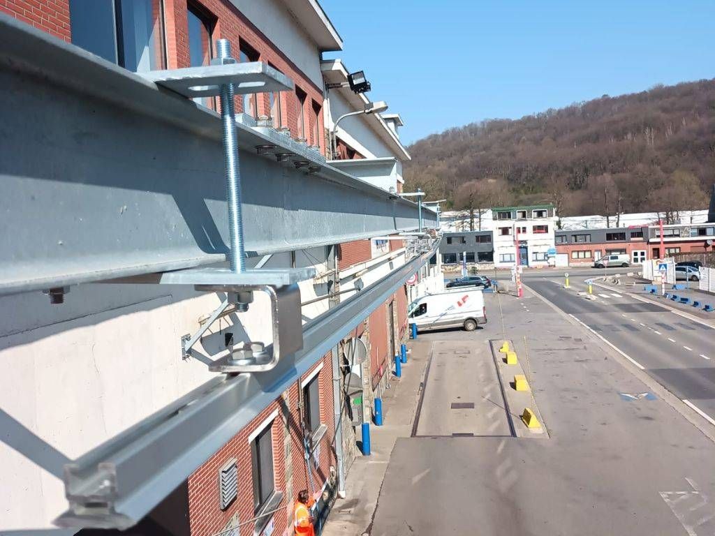 Chutes en hauteur : 5 solutions de prévention 3 Rail de sécurité