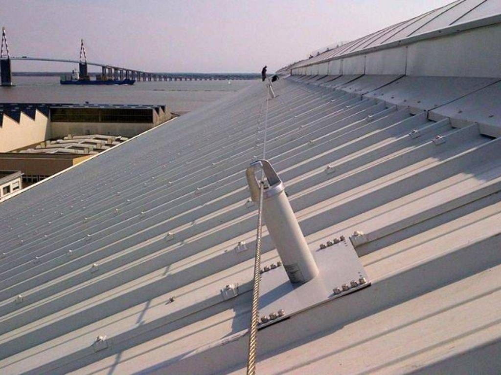 Chutes en hauteur : 5 solutions de prévention 4 Ligne de vie toiture